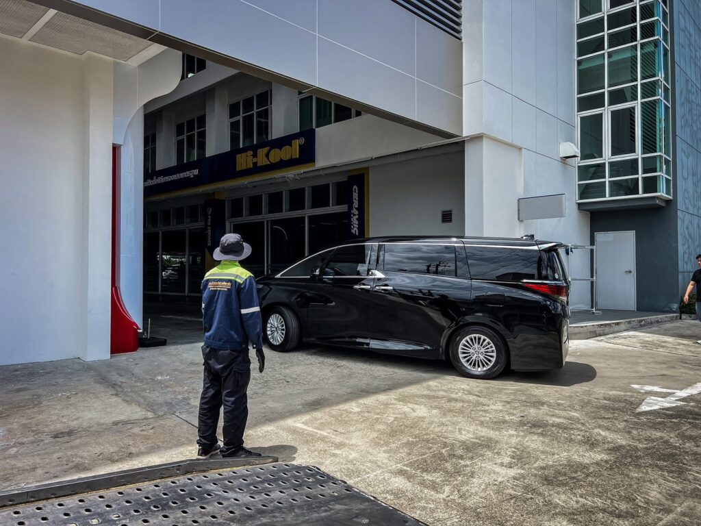 ขนย้ายรถป้ายแดง TOYOTA ALPHARD จากศูนย์ด้วยรถสไลด์ LUMA