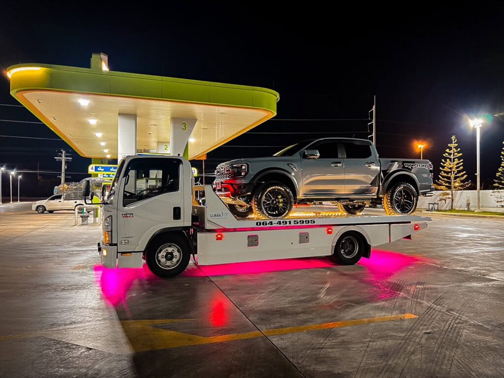 รถสไลด์กรุงเทพ LUMA ขนย้าย FORD ป้ายแดงช่วงกลางคืน