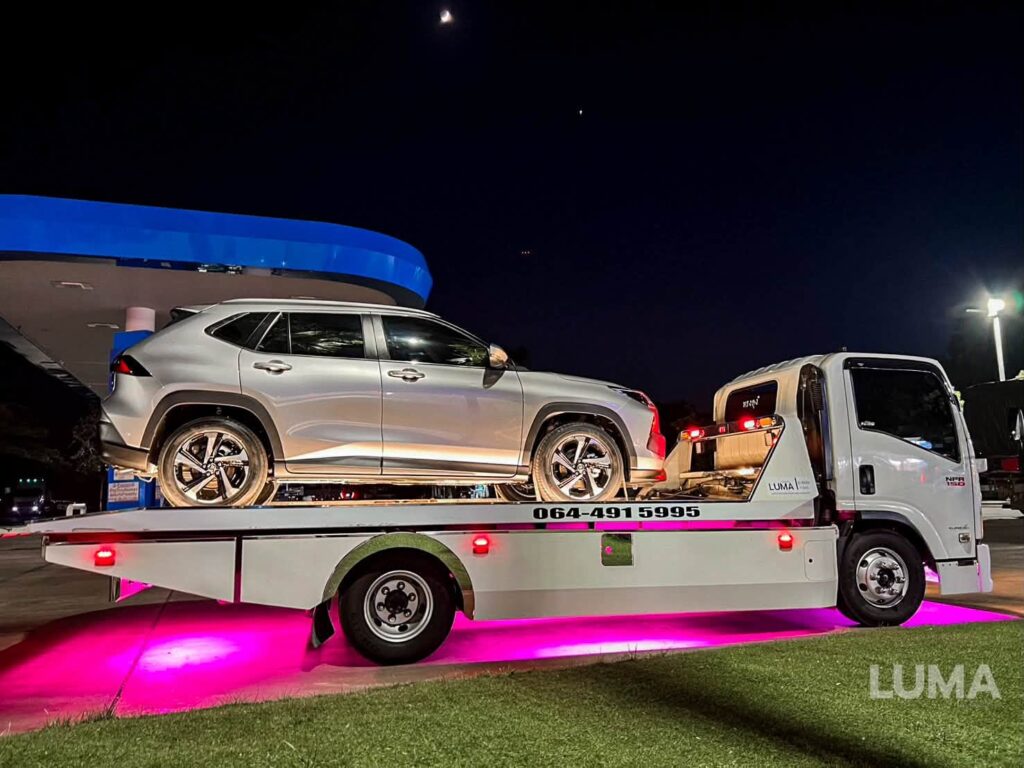 รถสไลด์กรุงเทพ LUMA ขนย้าย Toyota ป้ายแดงช่วงกลางคืน
